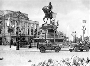 Troupes américaines à Orléans.
(18 août 1944)