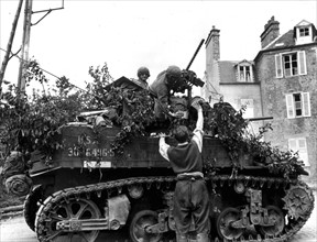 A boire pour les soldats américains à Coutances.
(29 juillet 1944)