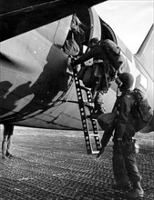 Parachutistes américains embarquant à bord d'un C-46.
(24 mars 1944)