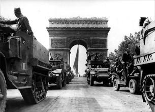 Paris fête la libération.
(25 août 1944)