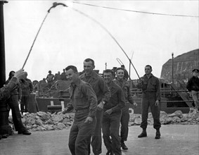 Troupes d'assaut américaines la veille du Jour-J, en Grande-Bretagne (1944)
(Début juin 1944)