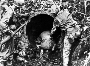 Cachette souterraine en béton sur l'île de Leyte, aux Philippines.
(1945)