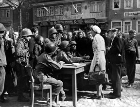 Responsables du gouvernement militaire à Schlesingen, en Allemagne.
(Avril 1945)