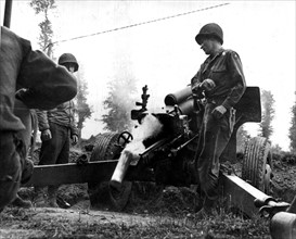 Des obusiers soutiennent la progression de l'infanterie américaine en Normandie.
(Eté 1944)
