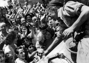 Soldats sud-africains accueillis à Florence, en Italie.
(6 août 1944)