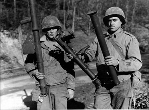 Des soldats américains font la démonstration du dernier modèle de lance-roquette.
(1945)