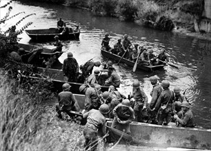 U.S troops push on down the Seine river, summer 1944