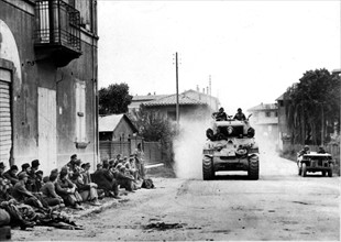 Un char sud-africain passe devant un groupe de prisonniers allemands à Bologne, en Italie.
(23 avril 1945)