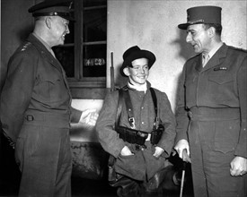 Le général Einsenhower et le général de Lattre de Tassigny en compagnie d'un jeune Français.
(25 novembre 1944)