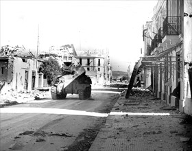 Char américain dans une rue dévastée de Ferryville, en Tunisie. 
(1943)