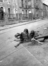 Soldats américains montant la garde avec une mitrailleuse, dans une rue de Brest.
(15 septembre 1944)
