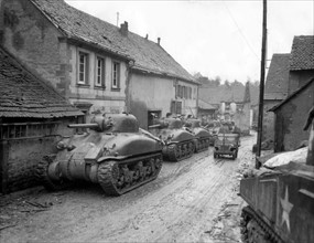 Chars américains regroupés dans une rue de Volksberg, dans la zone d'action de la VIIe armée U.S.
(6 décembre 1944)