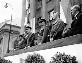 Général américain et dirigeants tchèques passant en revue la Brigade tchèque à Prague.
(30 mai 1945)