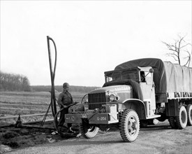 Ravitaillement de camion américain en France.
(21 mars 1945)