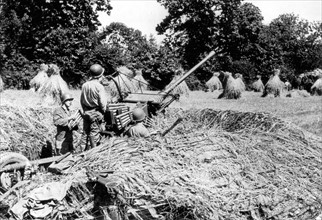 Un canon américain anti-artillerie en position à Saint-Hilaire.
(Eté 1944)