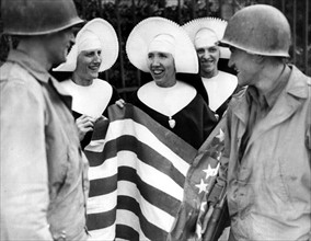 Religieuses accueillant les troupes américaines à Epinal.
(Automne 1944)