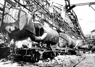 Raffinerie de pétrole près de Paris, bombardée par l'aviation U.S.
(22 juin 1944)