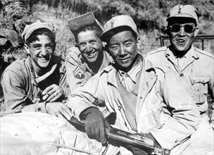 Conducteurs militaires heureux, malgré la fatigue.
(Chine, 1945)