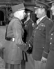 Général américain recevant les honneurs militaires à Paris.
(11 juillet 1945)