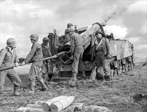 Le canon américain "Long Tom" faisant feu sur la ligne Siegfried.
(1944)