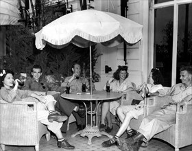 Soldats du corps d'armée féminin U.S. et GI's à Nice.
(7 août 1945)