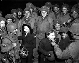 Jeunes femmes américaines en compagnie de GI's, dans la zone de la 9e armée U.S., en France.
(10 décembre 1944)