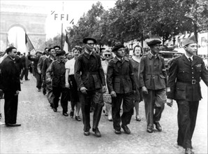 Paris fête la Libération.
(25 août 1944)