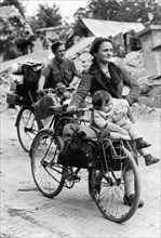 Famille française retournant à Marigny, 1944