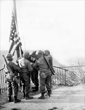 Le drapeau américain hissé au-dessus de la Lorelei, sur le Rhin.
(28 mars 1945)