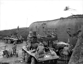 Troupes américaines devant un blockhaus de la ligne Maginot.
(13 décembre 1944)