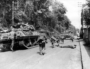 Troupes américaines marchant vers Paris.
(Août 1944)