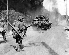 Troupes américaines en route vers Paris.
(25 août 1944)