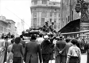 Char américain à Bologne, en Italie.
(23 avril 1945)