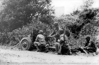 Soldats américains postés dans la région de la Haye du Puits, en Normandie.
(Juillet 1944)