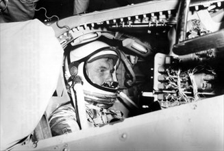 Au centre de contrôle Mercury de la NASA, l'astronaute américain John H. Glenn Jr. effectue une simulation de vol.
(Février 1962)