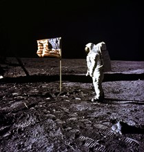 L'astronaute Edwin E. Aldrin pose pour la postérité sur le sol lunaire, à côté du drapeau américain.
(20 juillet 1969)