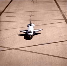 Le retour sur terre de la navette spatiale américaine Columbia sur la base d'Edwards, en Californie.
(20 avril 1981)