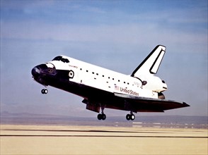 La navette spatiale Discovery se prépare à atterrir sur un lac du désert Mojave.
(3 octobre 1988)