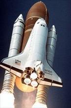 Lancement de la navette spatiale Discovery pour la mission STS-29.
(13 mars 1989)