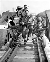 Soldats du génie américain ramenant une draisienne allemande réquisitionnée, à Debra, en Allemagne.
(16 avril 1945)