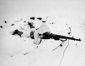 Tenue de neige équipant l'armée américaine, dans la région de Hachimette.
(10 janvier 1945)