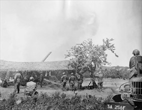 L'artillerie américaine pilonne une position allemande près de Dinard. 
(Eté 1944)