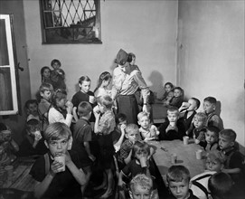 Enfants polonais dans un camp de réfugiés, en Allemagne.
(19 juin 1945)