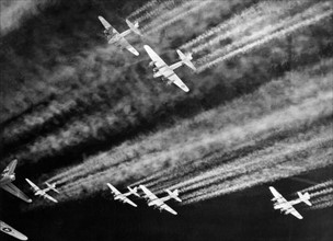 Plusieurs B-17 survolant leur objectif.
(Regensburg, Allemagne, automne 1944)
