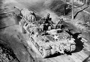 Remorque blindée transportant une pièce d'artillerie américaine, dans l'est de la France.
 (1945)