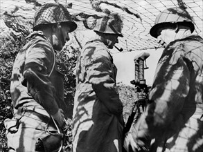 Généraux américains surveillant la progression de la bataille, près de Brest
 (Eté 1944)