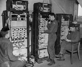 Terminal radio à haute fréquence, à Mannheim, en Allemagne.
(20 avril 1945)