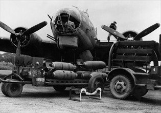 Chargement des bombes pour le jour-J.
(6 juin 1944)