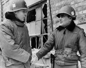 Les généraux américains Taylor et Mc Auliffe échangeant une poignée de main à Bastogne, en Belgique.
 (1944)