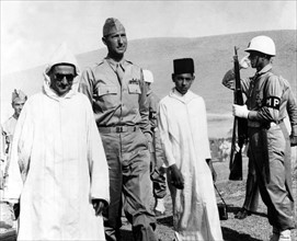 Le Sultan du Maroc rend visite à la Ve armée U.S. en Afrique du Nord.
(6 juillet 1943)